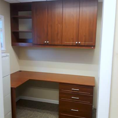 Corner desk w/upper cabinets